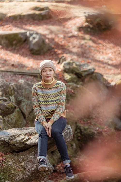 （頂部有小羊毛球的）羊毛帽子, 亞洲女人, 印花毛衣 的 免费素材图片