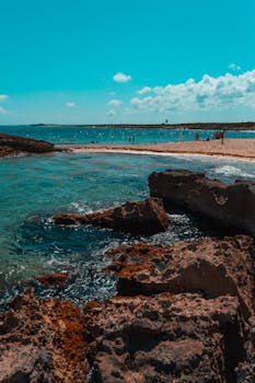 墨西哥金塔纳罗奥的热带海滩上，风景、岩石与清澈的蓝色海洋交相辉映