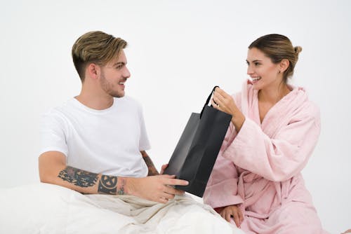 Homme Et Femme Tenant Un Sac Fourre Tout Noir