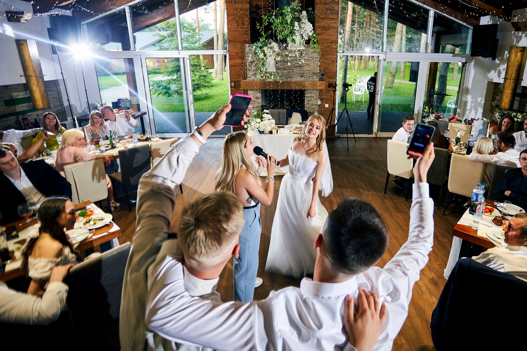 Boda con invitados, música y entretenimiento