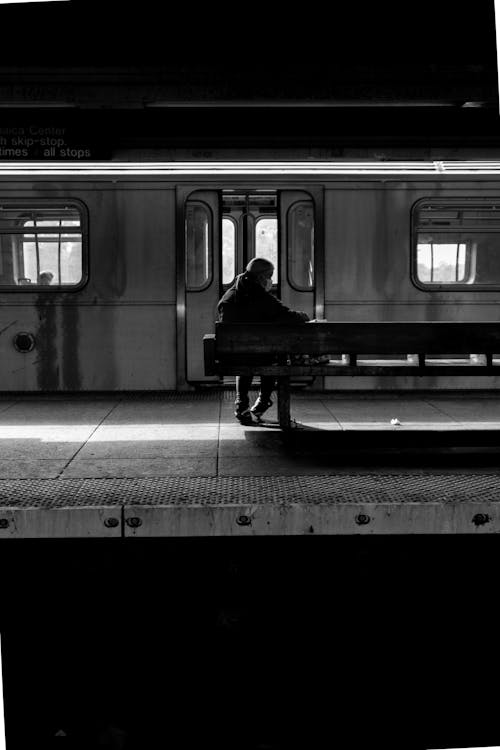 Foto d'estoc gratuïta de blanc i negre, esperant, estació