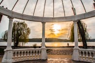 日落时分，凉亭的美丽框架映衬着宁静的湖景，捕捉了大自然的宁静与建筑的优雅