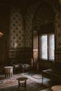华丽的埃及内饰、细致的图案、传统的家具以及拱形的窗户