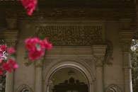 充满活力的粉红色九重葛被华丽的伊斯兰拱门与书法所环绕