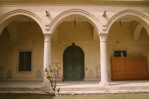 Porta Di Legno Verde Chiusa Sulla Parte Anteriore Del Percorso