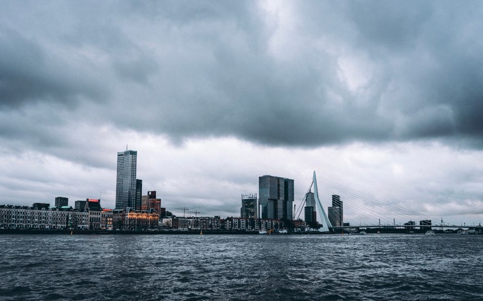 Rotterdam skyline op canvas onder avondlicht. Rotterdam skyline op canvas onder avondlicht.