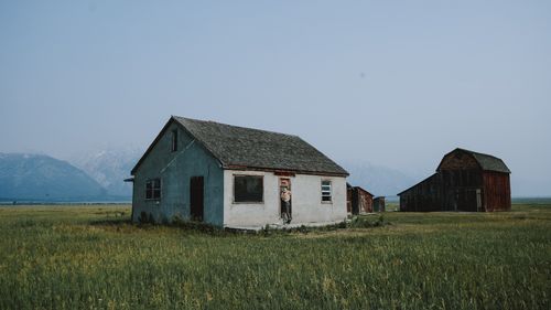 Free Scenic view of an abandoned house with mountains in the background in Grand Teton National Park, Wyoming. Stock Photo