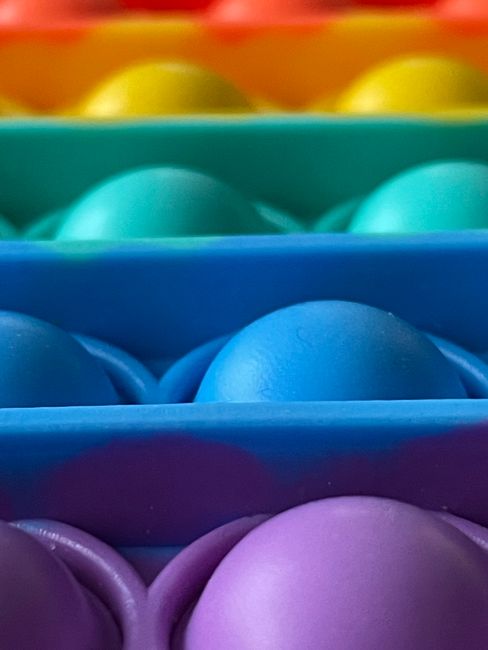 Kulit Cerah: Bermain dengan Warna-Warna Berani Kulit Cerah: Bermain dengan Warna-Warna Berani