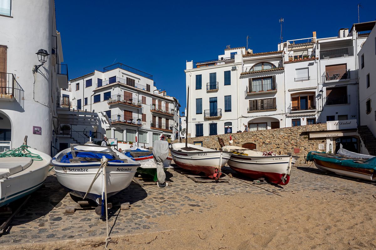 Unde te cazezi în Costa Brava - Calella de Palafrugell cu bărci și case albe pe golf