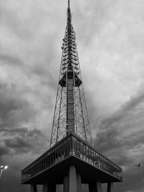 Photos gratuites de ciel, contre-plongée, échelle des gris