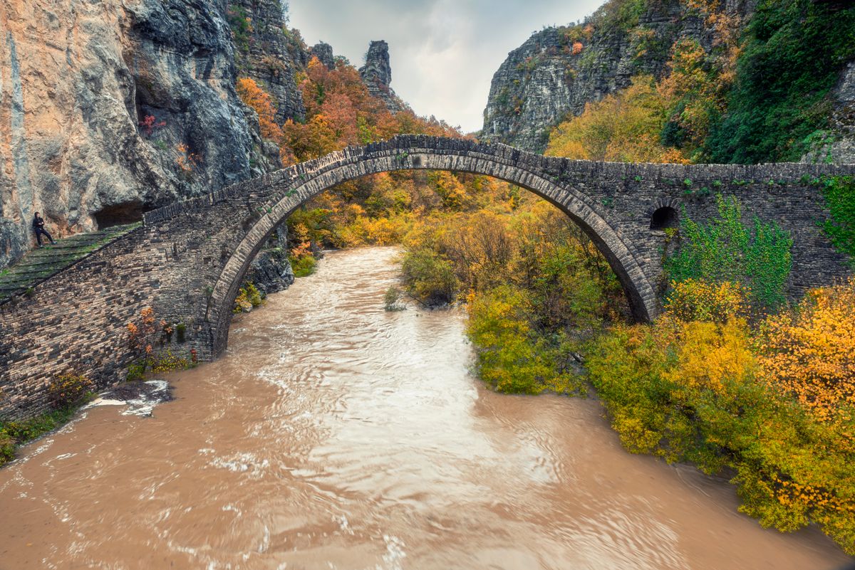 Pod cenușiu de piatră peste un râu