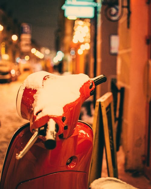Darmowe zdjęcie z galerii z czerwony, motocykl, pionowy strzał
