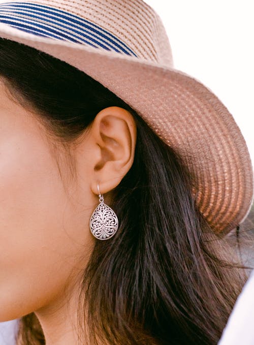 Woman wearing Earring and Hat