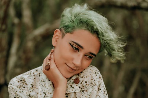Foto profissional grátis de bonita, brincos, cabelo verde