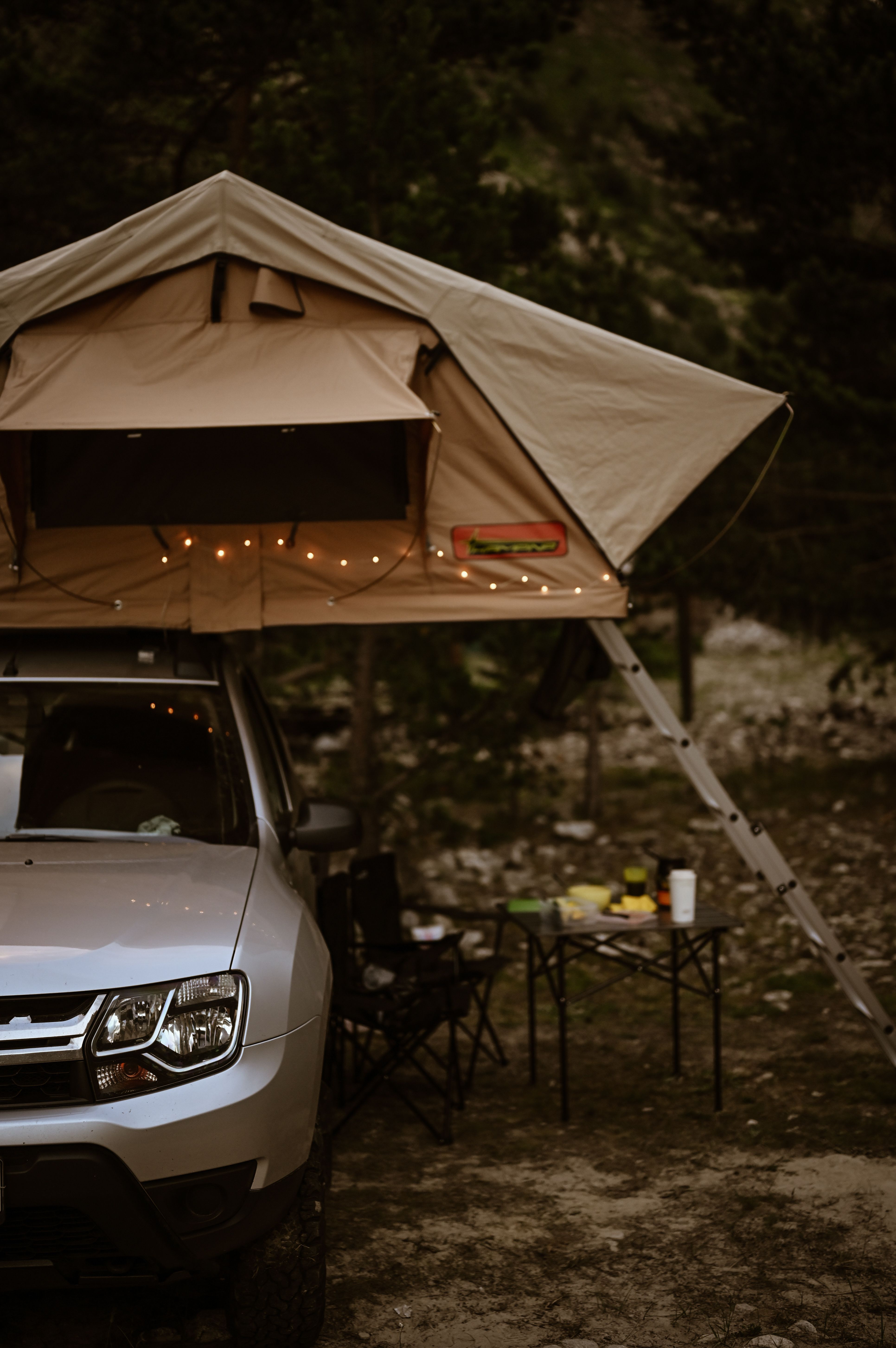 Tente de toit voiture camping été 2026 - illustration