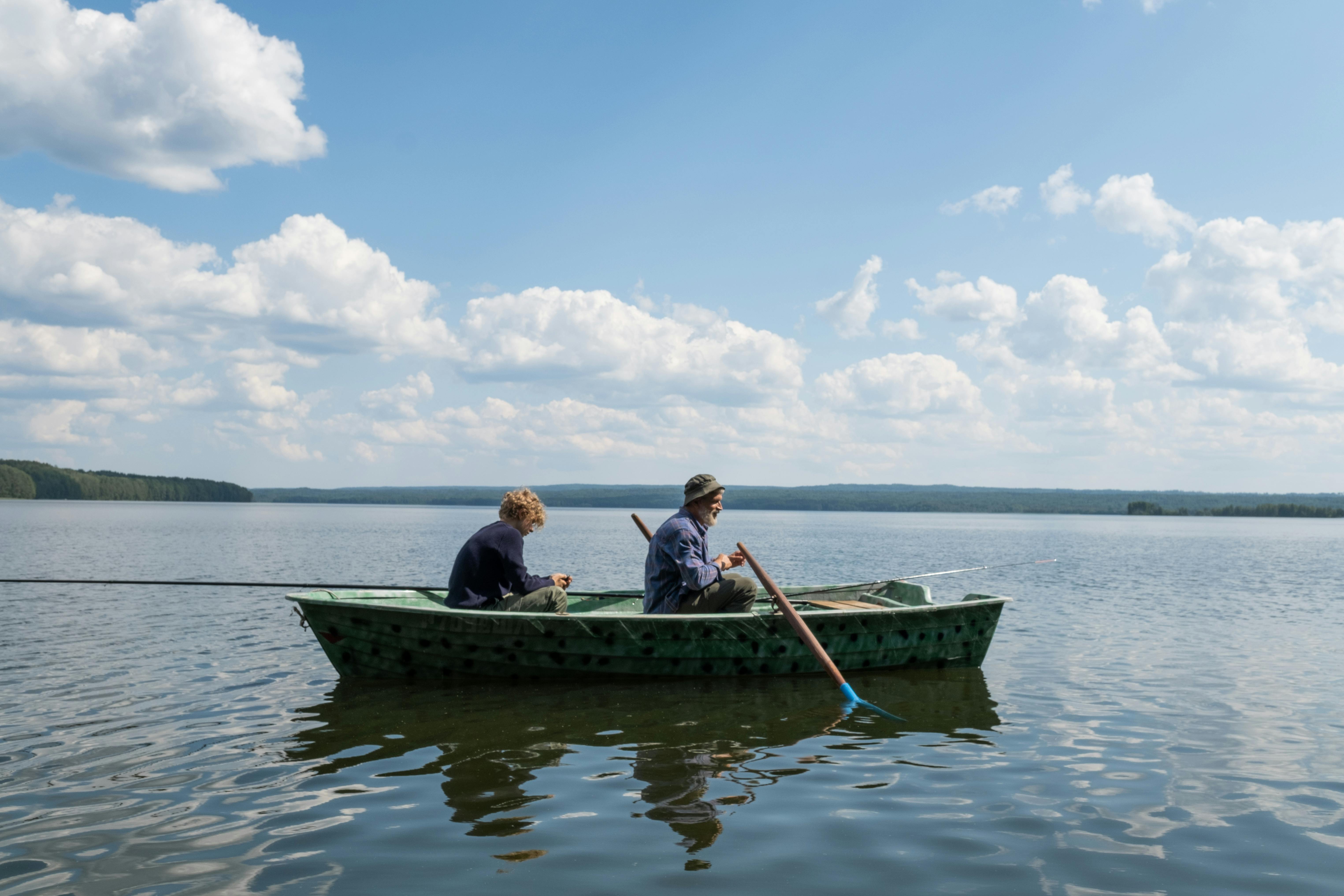 Family fishing from a rented Lowe boat - fishing boat rentals in missouri