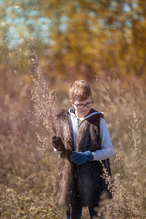 Kostenloses Stock Foto zu braune gras, brille, festhalten