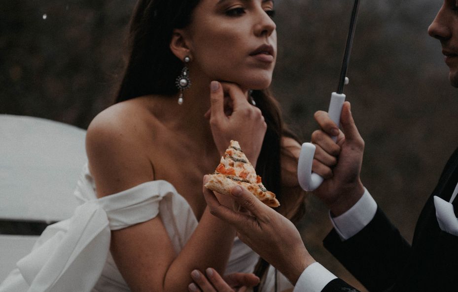 Online dating: starting a conversation on a niche platform