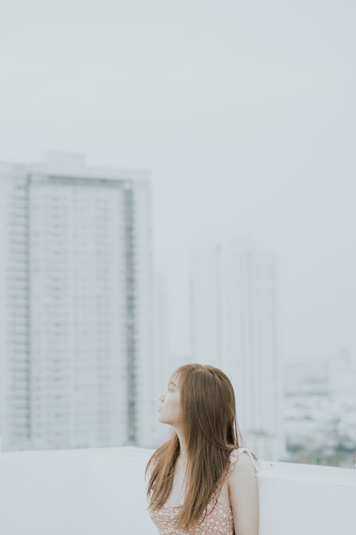 Free Young Woman in City Stock Photo