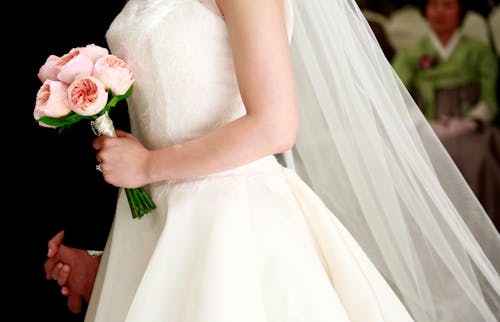 Gratis lagerfoto af brudekjole, bryllup, buket blomster Lagerfoto