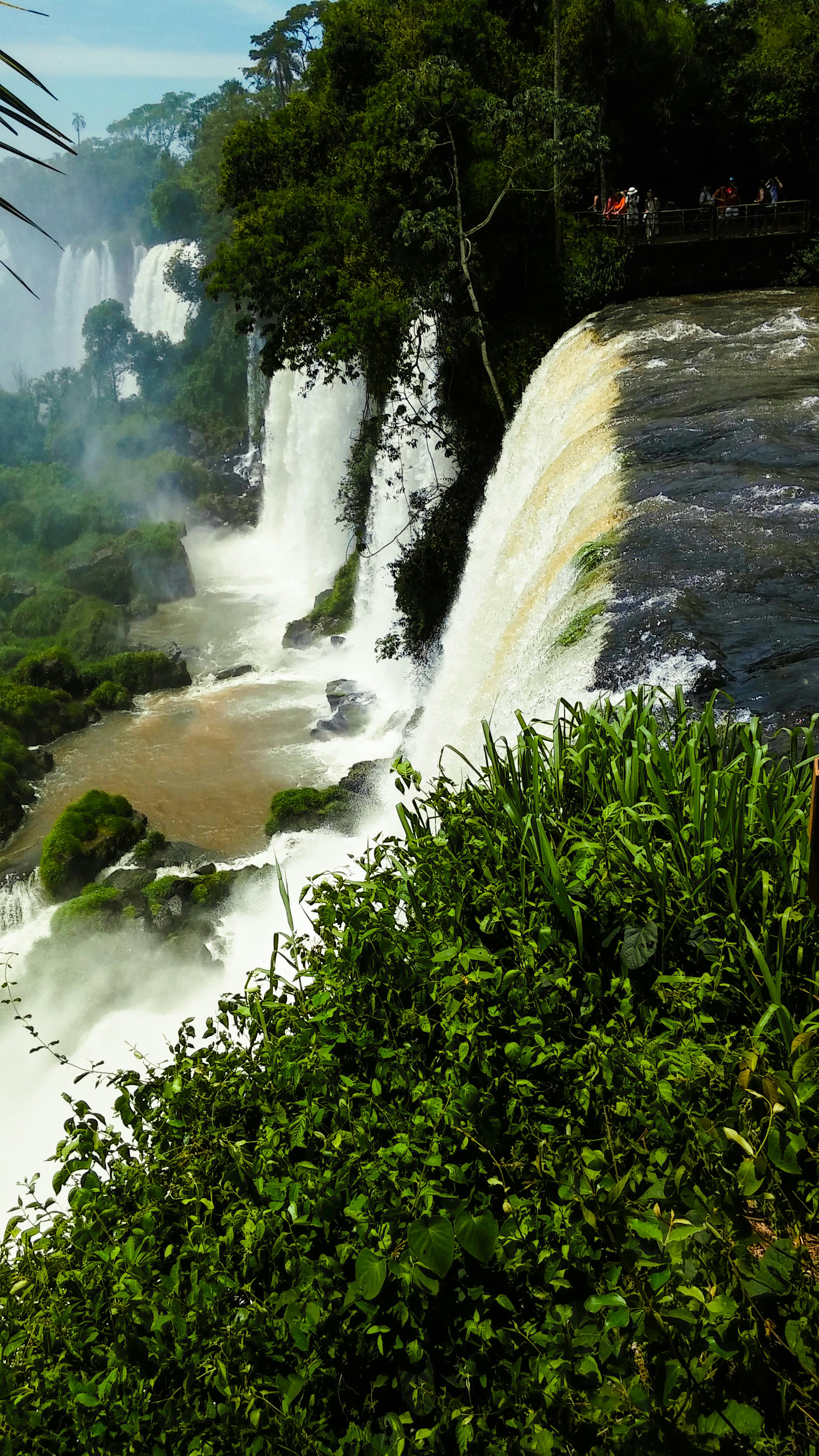 穿过茂密丛林的戏剧性瀑布，提供了一个清爽的自然度假胜地