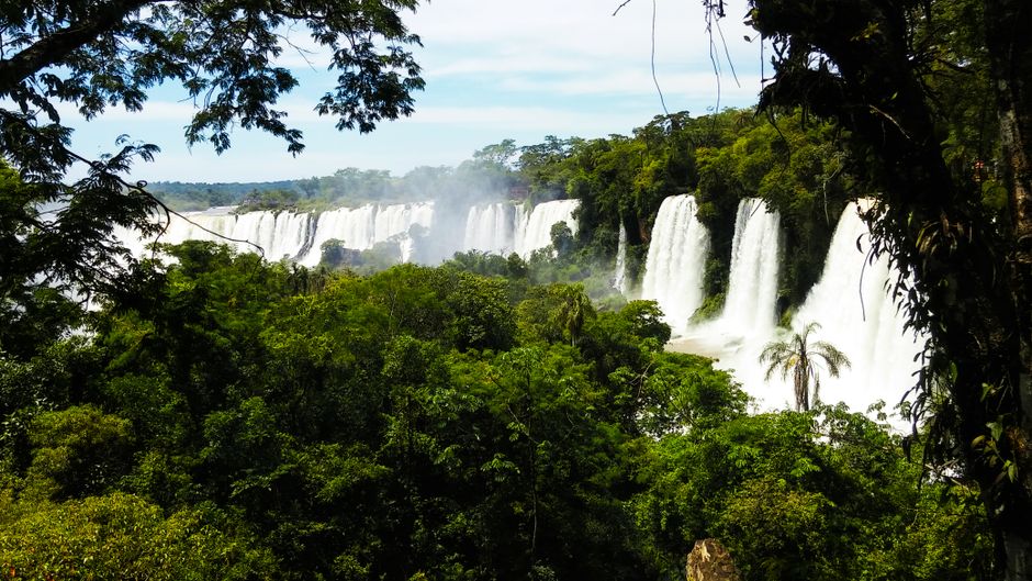 Chutes d'Iguazu entourées de forêt tropicale avec multiples cascades