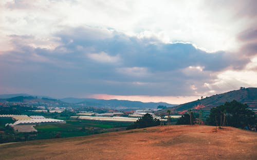 Kostnadsfria Kostnadsfri bild av åkermark, bergen, dagsljus Stock foto