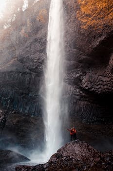 在俄勒冈州的壮丽风光中，领略高耸瀑布的宏伟，非常适合自然爱好者