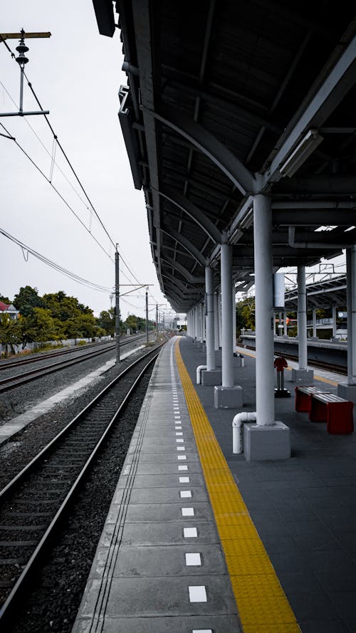 Безкоштовне стокове фото на тему «вертикальні постріл, залізнична колія, Залізничний вокзал»