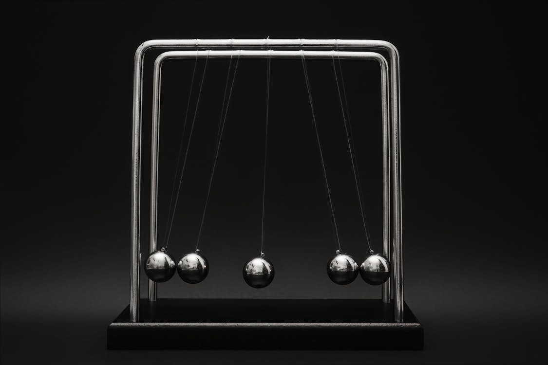 Free A Close-Up Shot of a Newton's Cradle Stock Photo