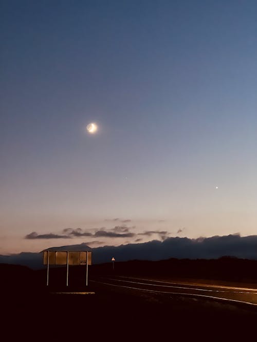 Foto profissional grátis de à noite, estrada da cidade, noite escura