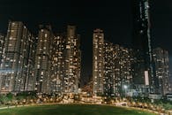 现代摩天大楼在夜空的映衬下闪闪发光，构成了充满活力的夜间城市景观