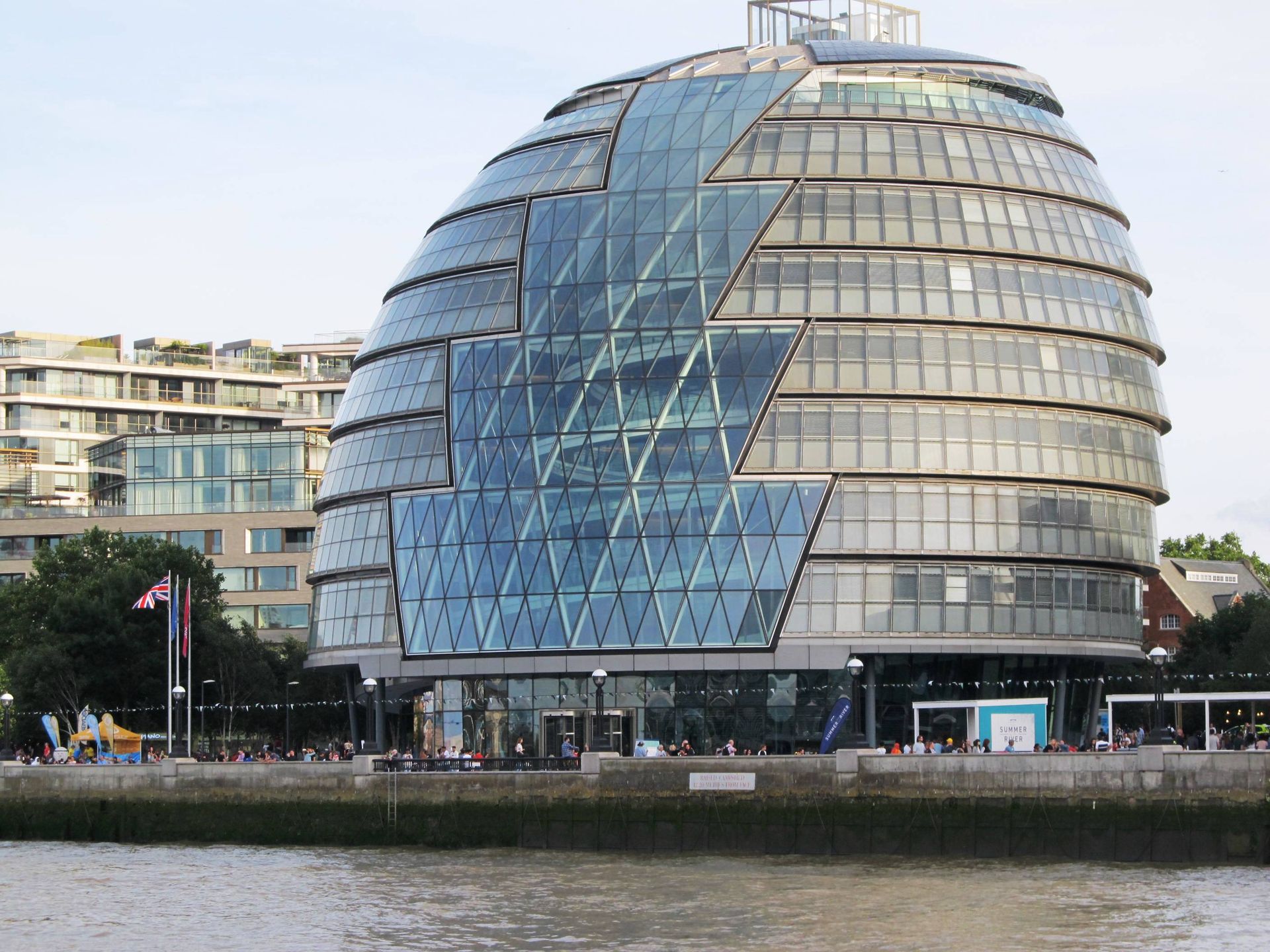 Akşam saatlerinde Thames Nehri üzerinden görülen Londra Belediye Sarayı silueti