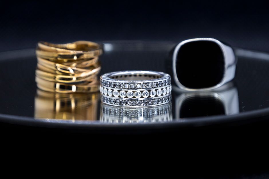 Gold Prices Remain Stable as Silver Gains Over 1% Amid Lower Oil Costs