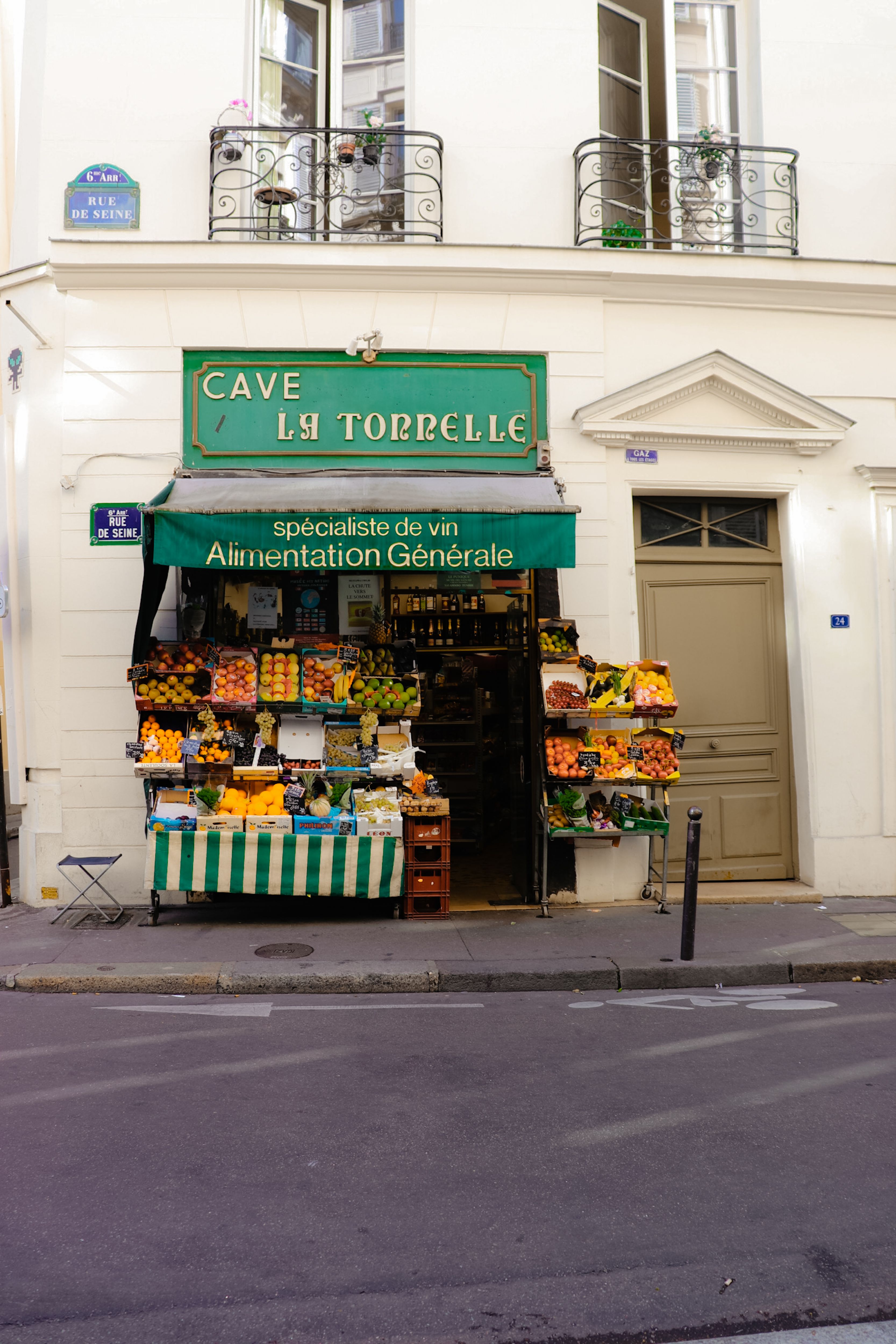 Devanture d'une épicerie traditionnelle avec produits frais et bouteilles de vin