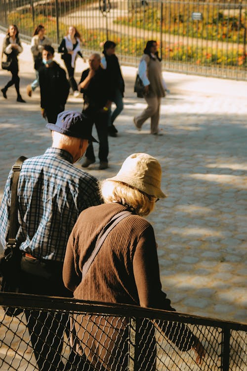 Gratis arkivbilde med eldre, gå, hatt