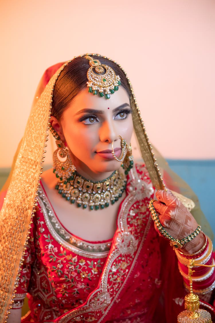 Bride Wearing Sari And Maang Tikka