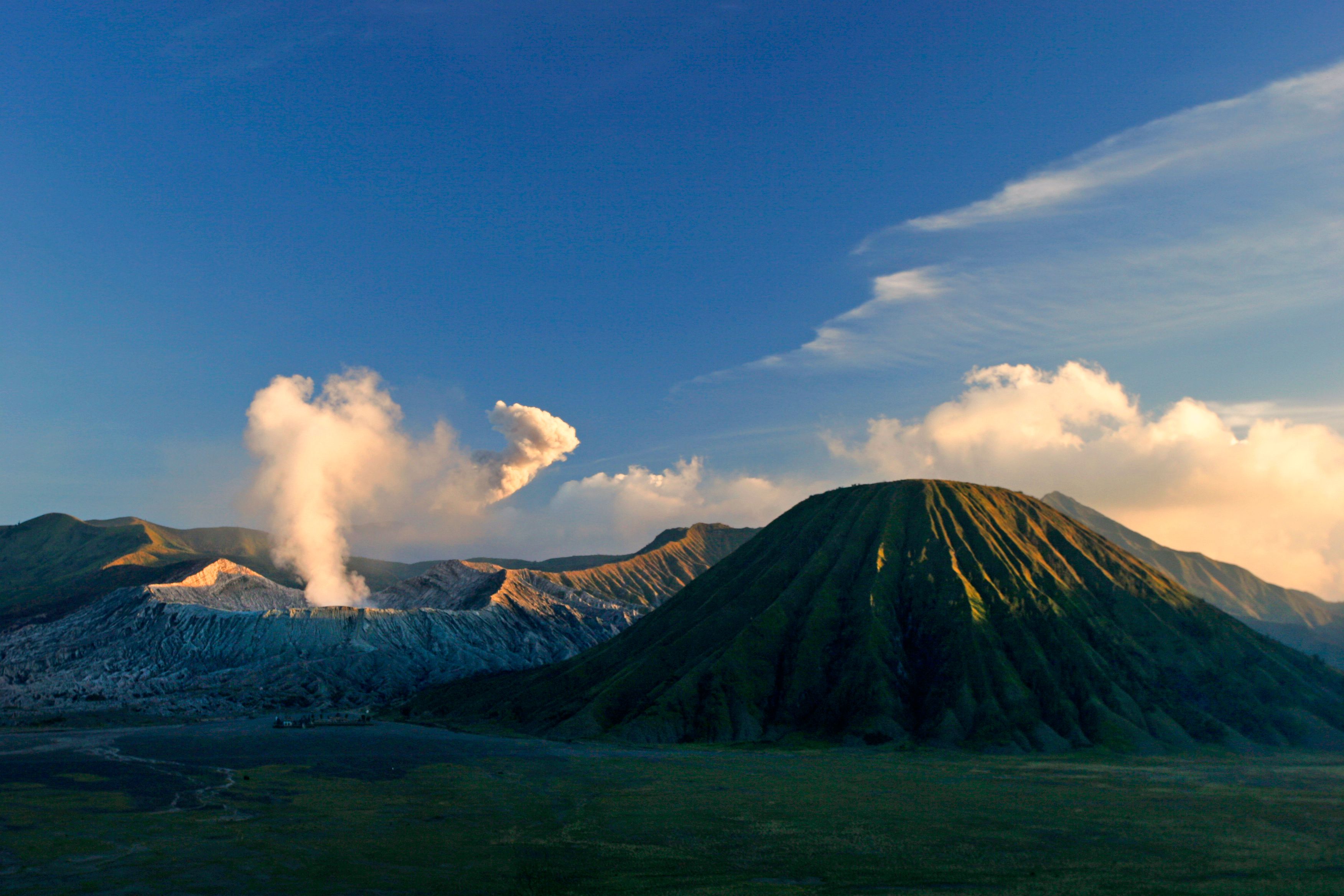 Erupție vulcanică în Indonezia. Cenușa a ajuns la o înălțime de 18 kilometri