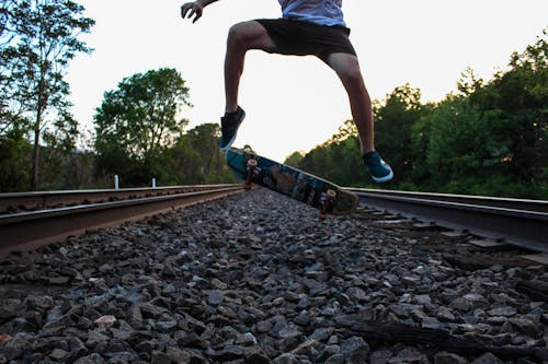 Безкоштовне стокове фото на тему «kickflip, вечір, залізнична колія»
