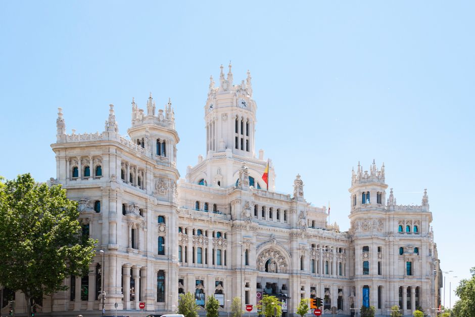 Impresionante vista del icónico Palacio de Cibeles, Madrid, bajo un cielo azul claro.