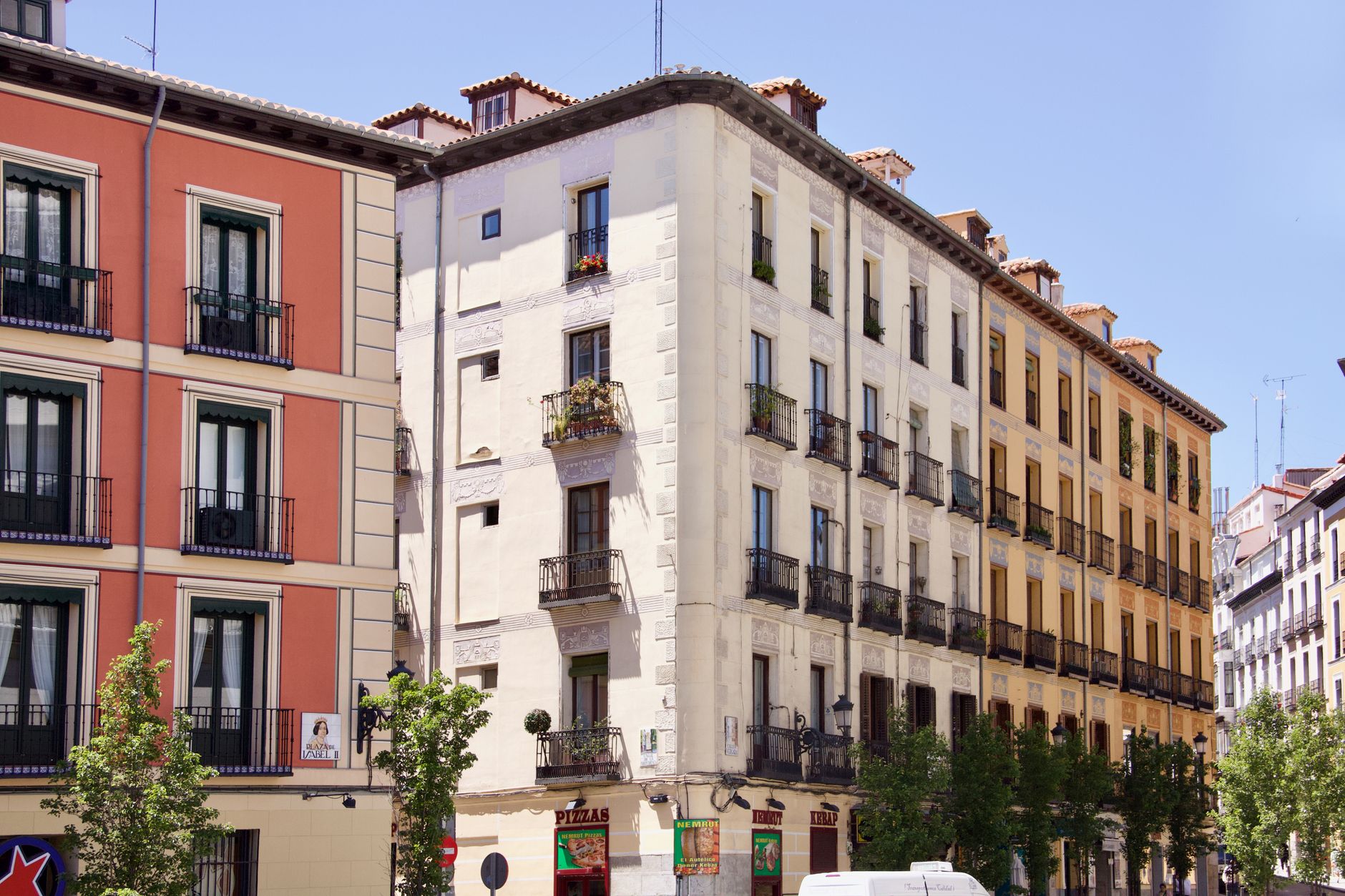 Fachadas de edificios de viviendas en una calle de una ciudad española