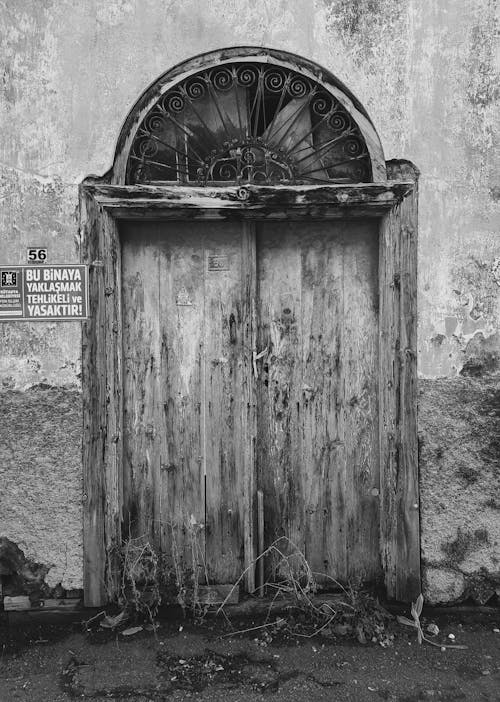 Darmowe zdjęcie z galerii z czarny i biały, drewniany, drzwi