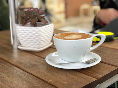 Gratis lagerfoto af bord, café, cappuccino
