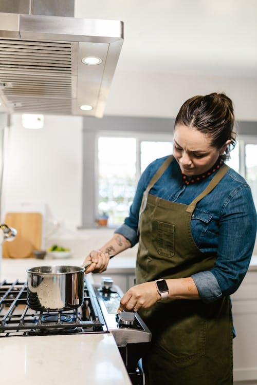 Mujer En La Cocina Preparándose Para Cocinar · Foto De Stock Gratis 