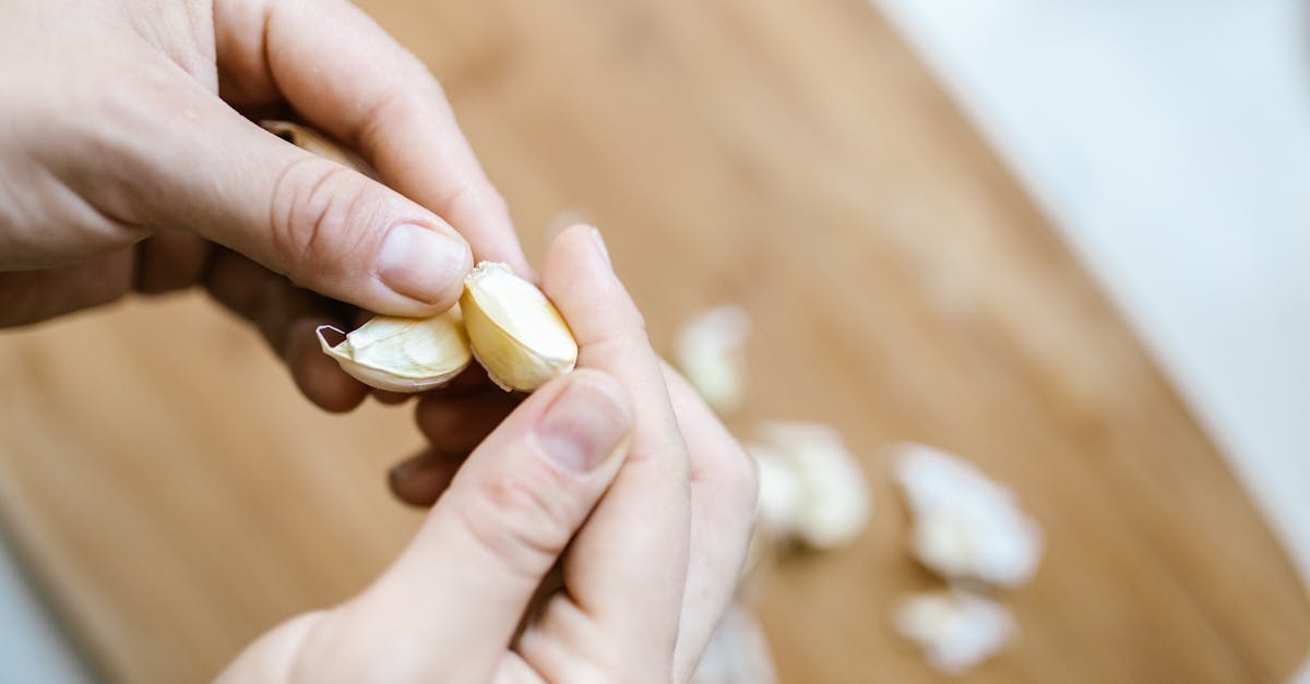 How to get garlic smell off of your hands