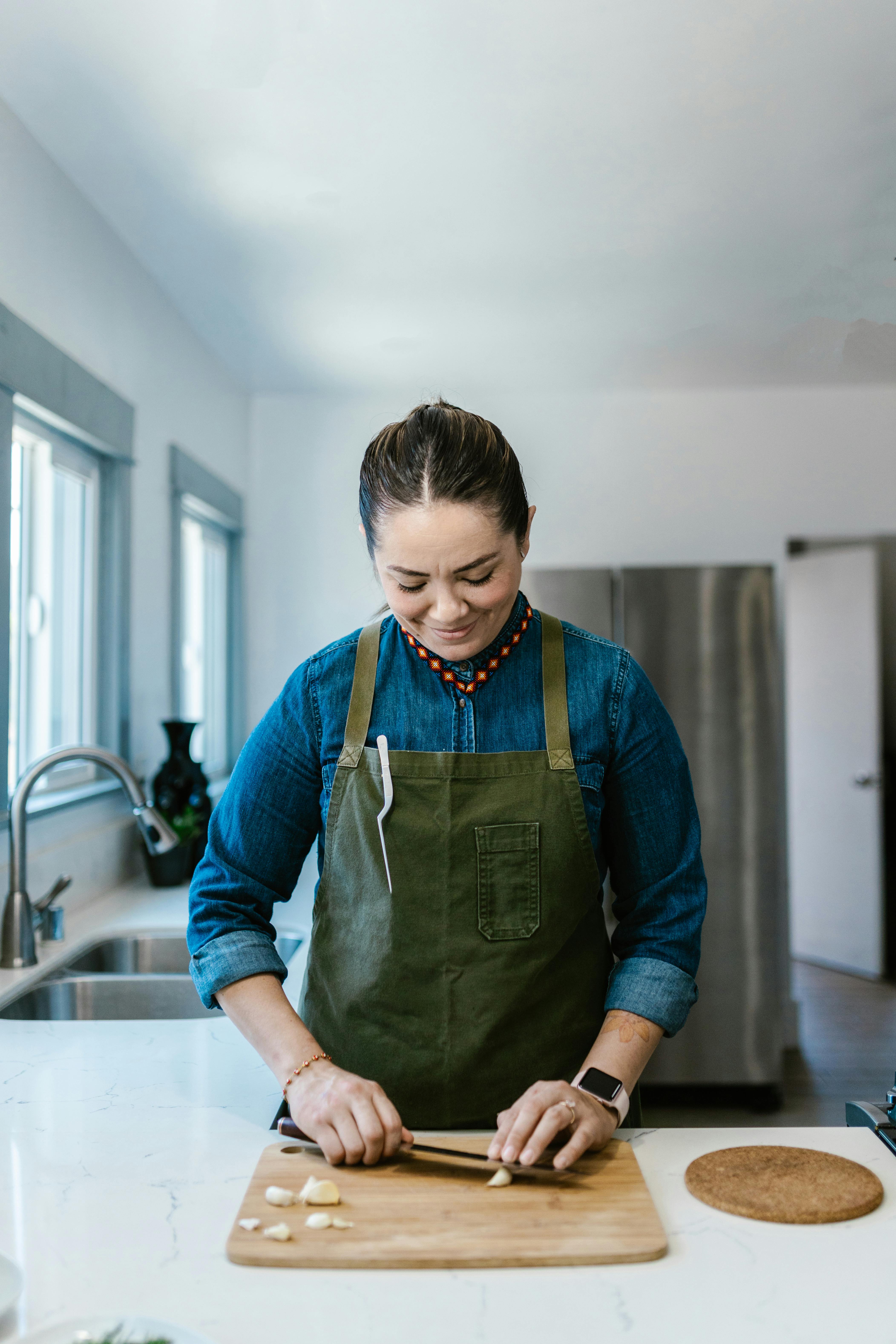 Woman Cuts Green Onion With Scissors Over A Cutting Board Stock Photo -  Download Image Now - iStock