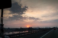 日落时分，高速公路旁工业天际线耸立，云层格外引人注目