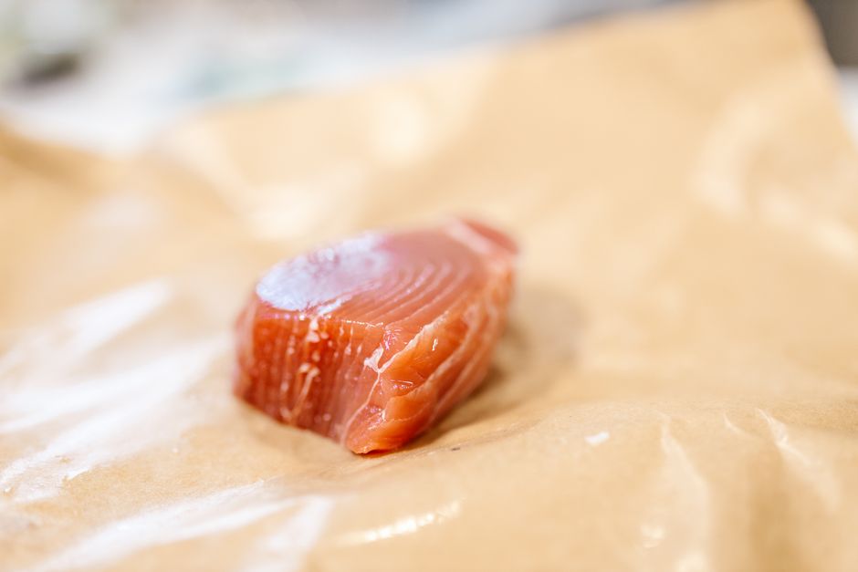 魚の切り身を密封保存する様子