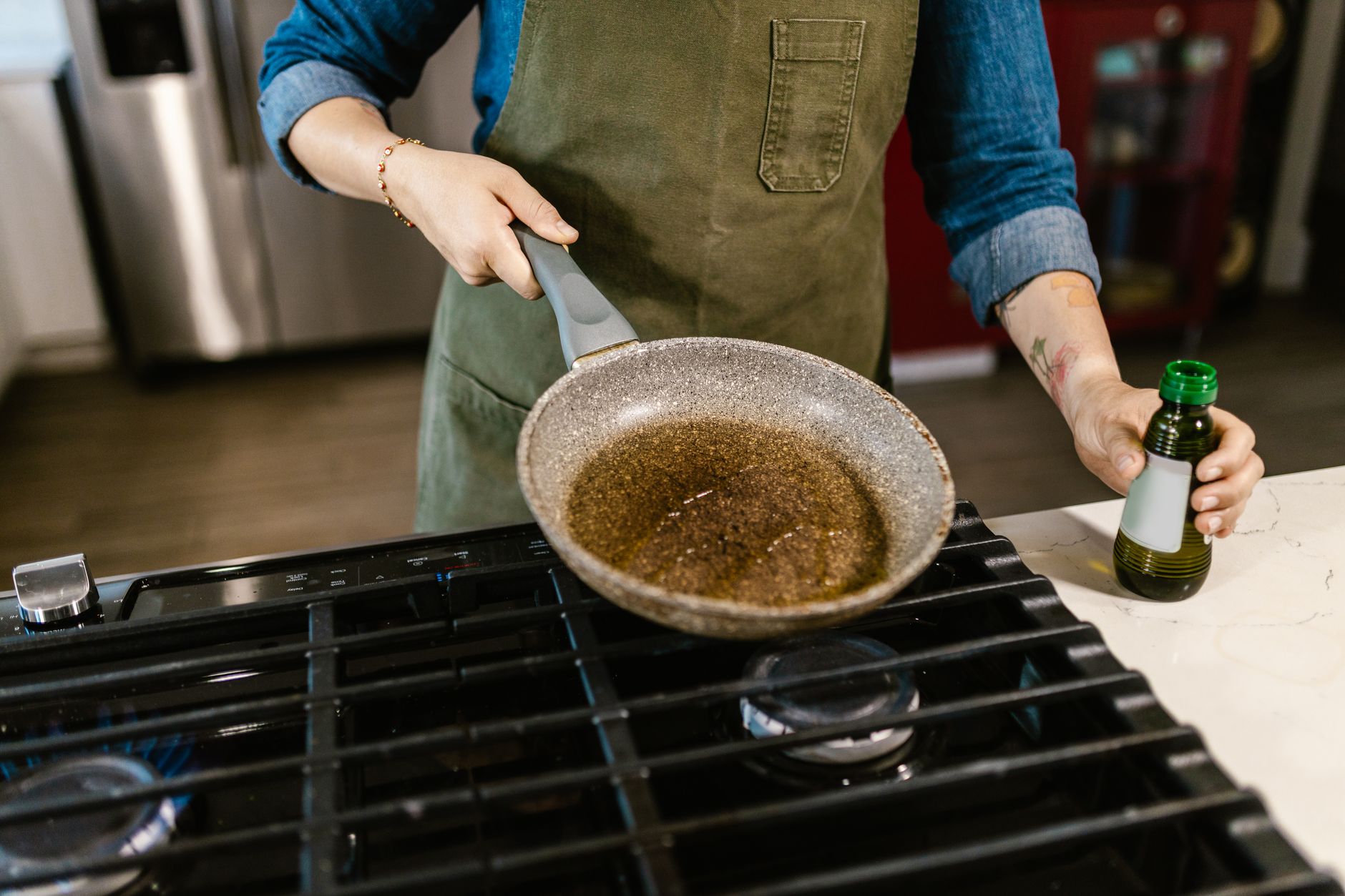 Deep frying oil temperature controlled with thermometer