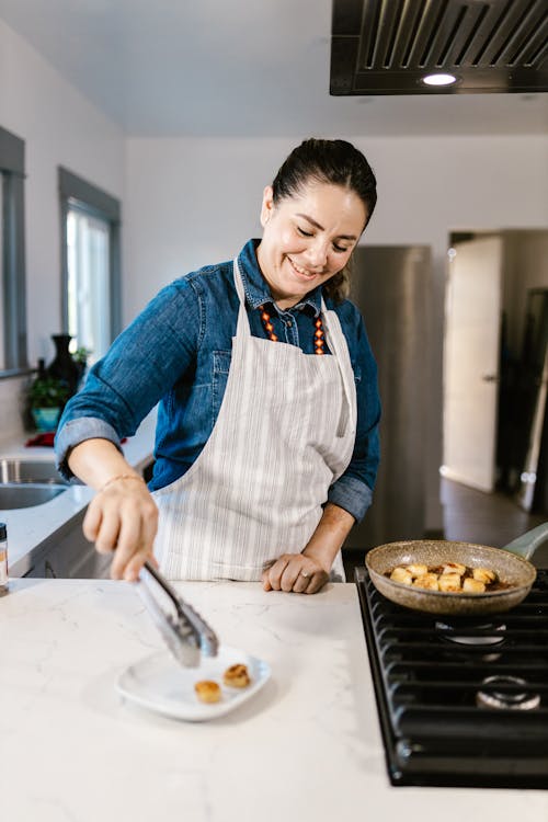 Free A Chef Transferring Food Stock Photo